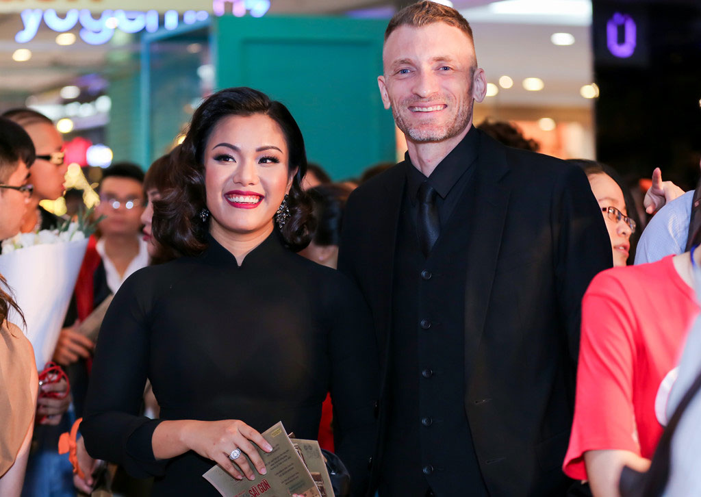 Tăng Thanh Hà cùng hội bạn thân mặc áo dài đi xem Cô Ba Sài Gòn