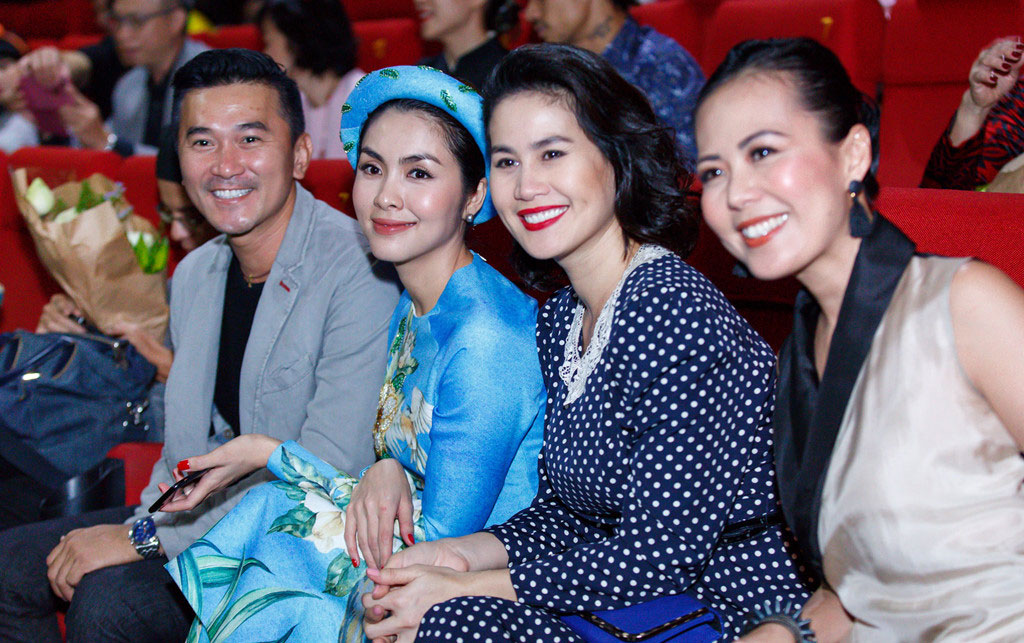 Tăng Thanh Hà cùng hội bạn thân mặc áo dài đi xem Cô Ba Sài Gòn