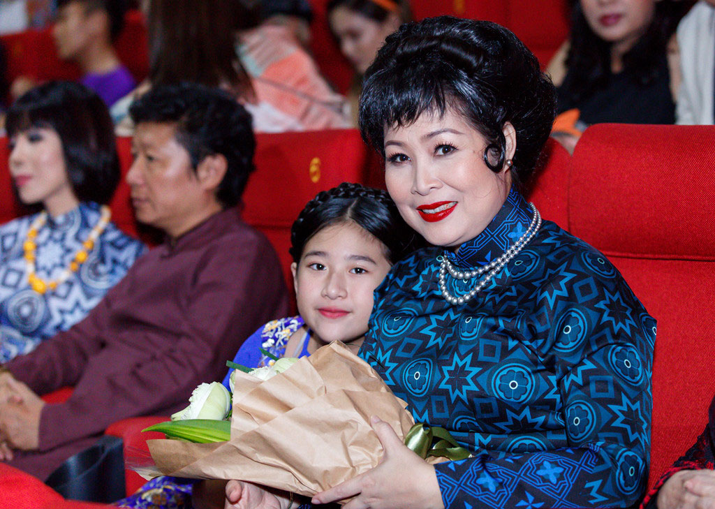 Tăng Thanh Hà cùng hội bạn thân mặc áo dài đi xem Cô Ba Sài Gòn