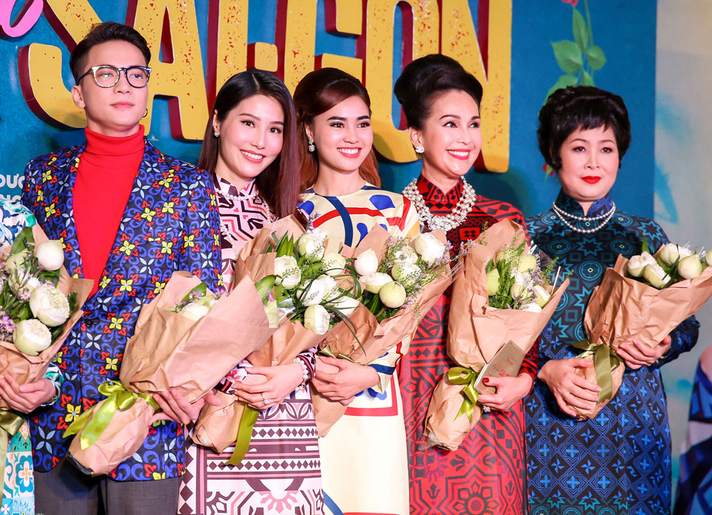 Tăng Thanh Hà cùng hội bạn thân mặc áo dài đi xem Cô Ba Sài Gòn