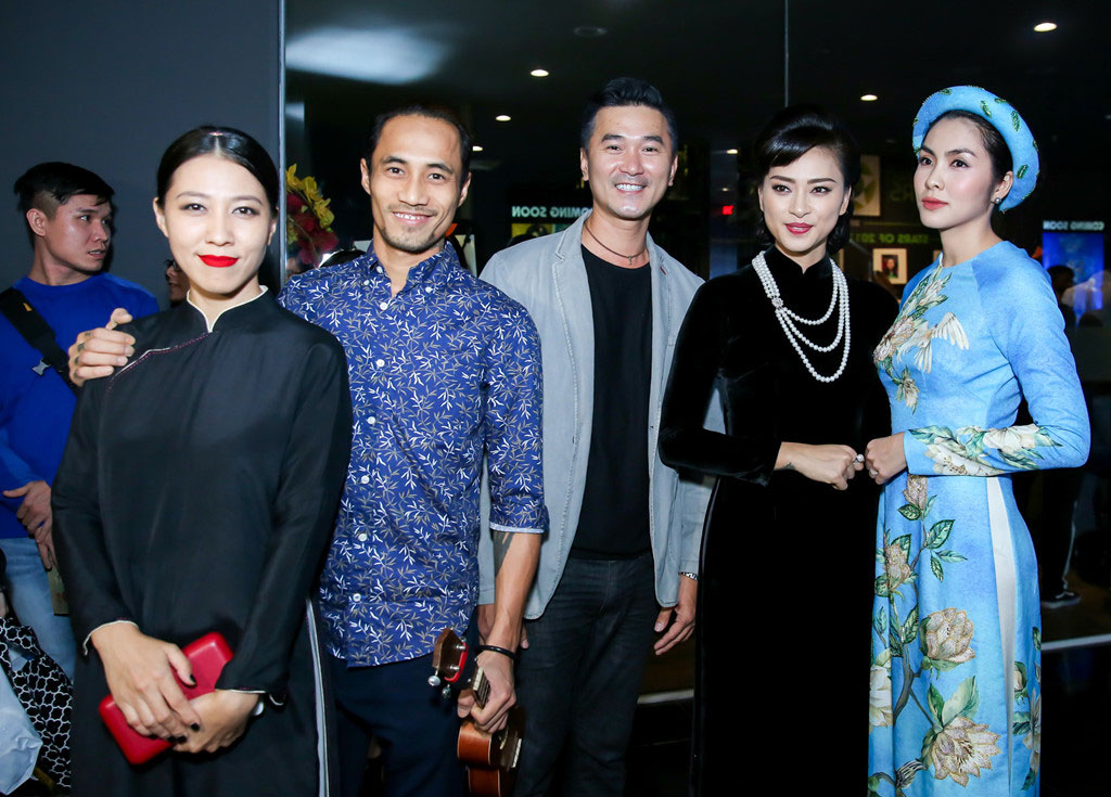 Tăng Thanh Hà cùng hội bạn thân mặc áo dài đi xem Cô Ba Sài Gòn