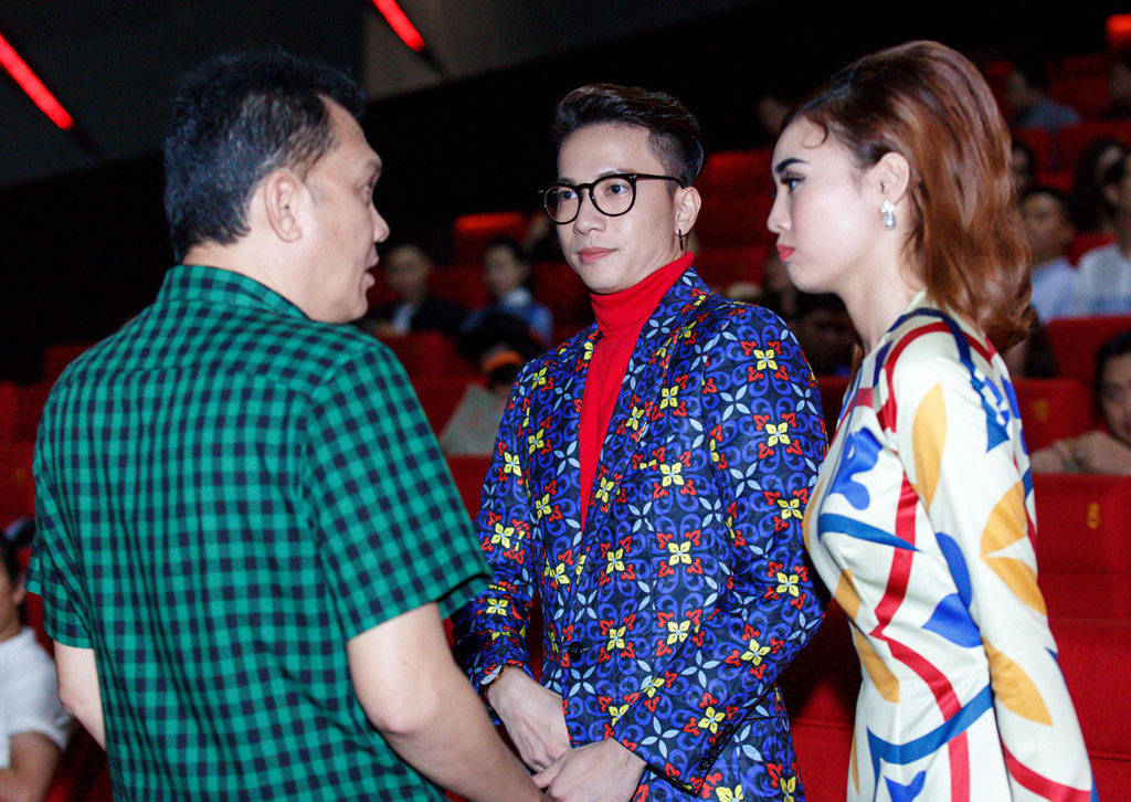 Tăng Thanh Hà cùng hội bạn thân mặc áo dài đi xem Cô Ba Sài Gòn