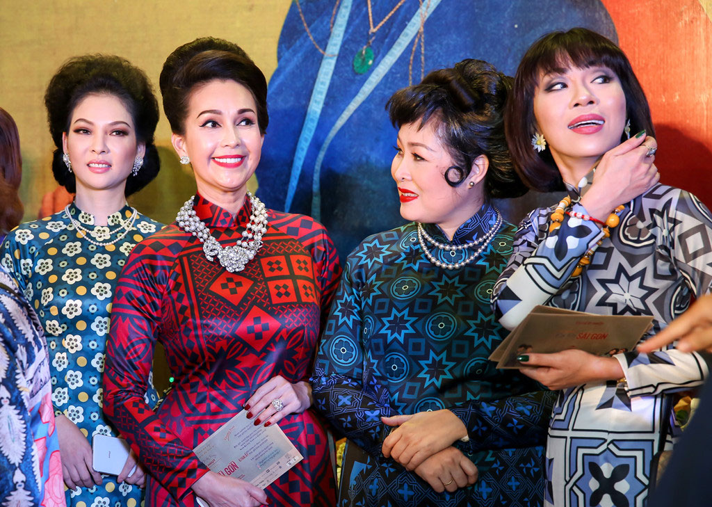 Tăng Thanh Hà cùng hội bạn thân mặc áo dài đi xem Cô Ba Sài Gòn