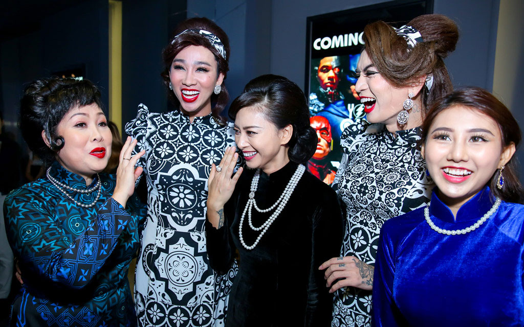 Tăng Thanh Hà cùng hội bạn thân mặc áo dài đi xem Cô Ba Sài Gòn