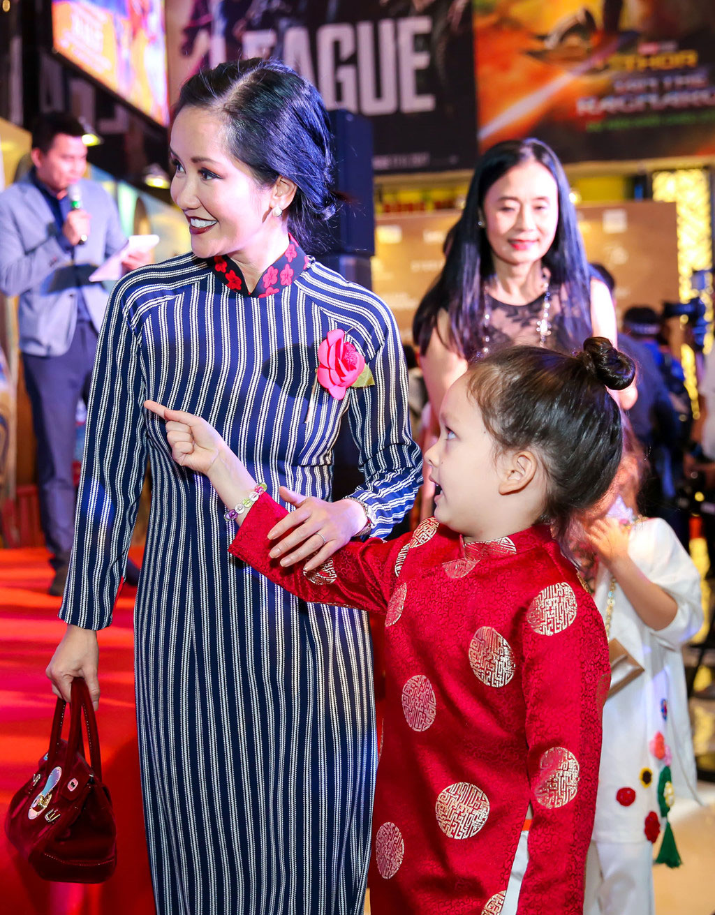 Tăng Thanh Hà cùng hội bạn thân mặc áo dài đi xem Cô Ba Sài Gòn