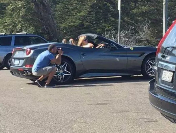 Đằng sau cô gái sống ảo chính là chàng trai chịu chụp ảnh