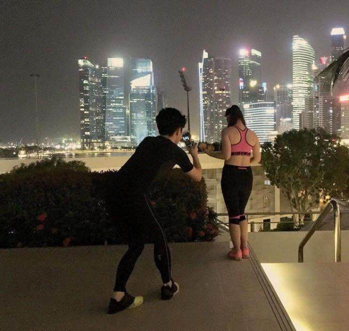 Đằng sau cô gái sống ảo chính là chàng trai chịu chụp ảnh