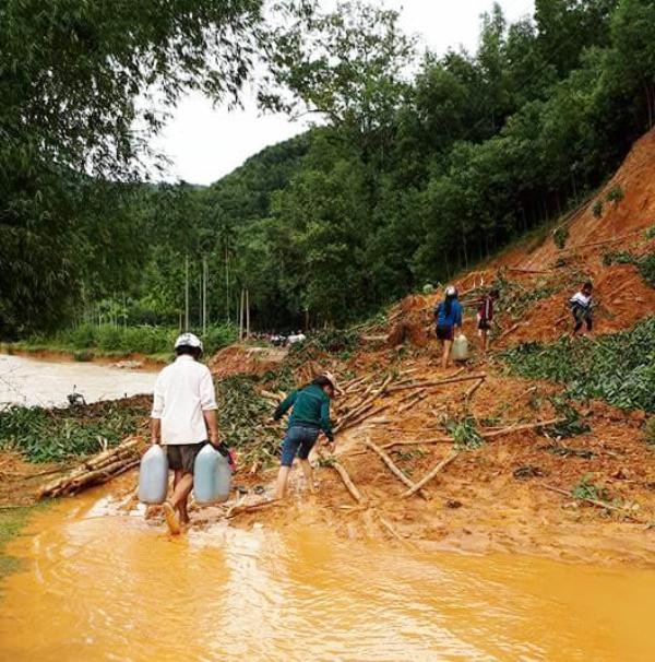 Bình Định: Hơn 100 người bị cô lập suốt 5 ngày vì lũ lịch sử, sạt lở đất