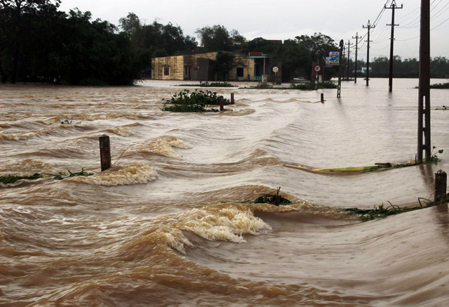 Bình Định: Hơn 100 người bị cô lập suốt 5 ngày vì lũ lịch sử, sạt lở đất