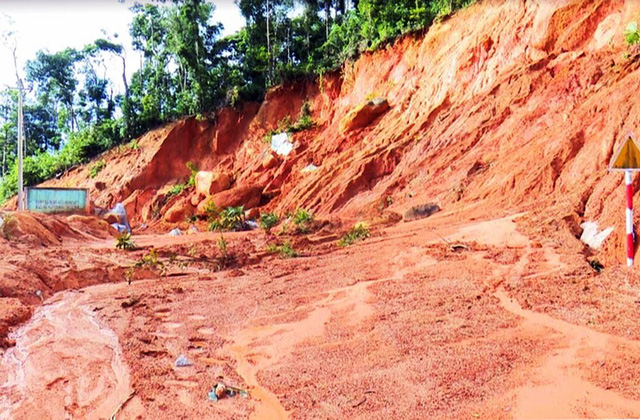 Bình Định: Hơn 100 người bị cô lập suốt 5 ngày vì lũ lịch sử, sạt lở đất