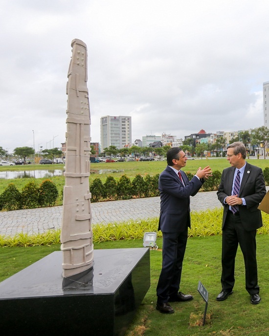 Người Đà Nẵng thích thú với công viên APEC