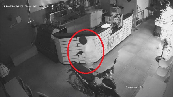 Đối tượng bịt mặt, nghi mang theo súng vào trộm đồ quán trà sữa