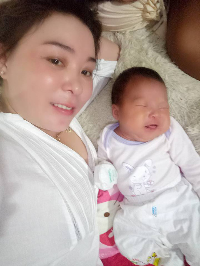 Hạnh phúc của người mẹ đón con sau 15 năm đợi chờ, trải 2 lần đò, sinh con một mình vì là người thứ ba