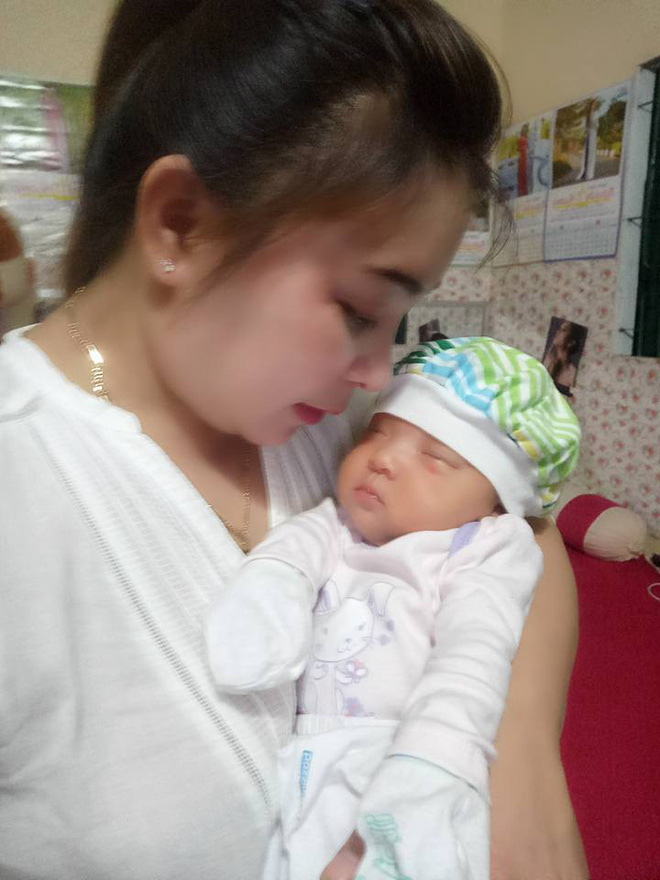 Hạnh phúc của người mẹ đón con sau 15 năm đợi chờ, trải 2 lần đò, sinh con một mình vì là người thứ ba