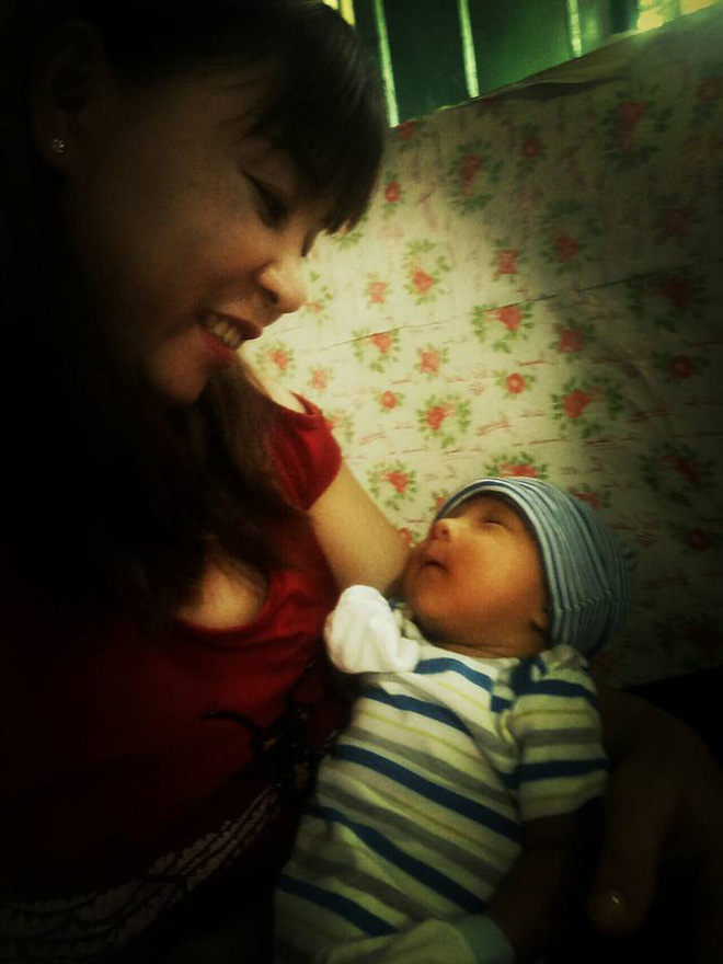 Hạnh phúc của người mẹ đón con sau 15 năm đợi chờ, trải 2 lần đò, sinh con một mình vì là người thứ ba