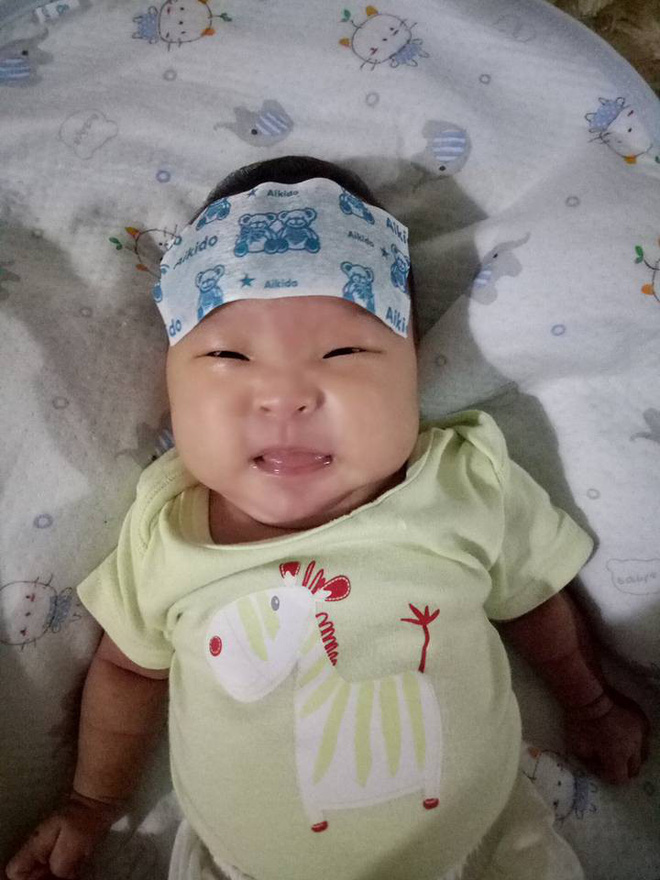 Hạnh phúc của người mẹ đón con sau 15 năm đợi chờ, trải 2 lần đò, sinh con một mình vì là người thứ ba