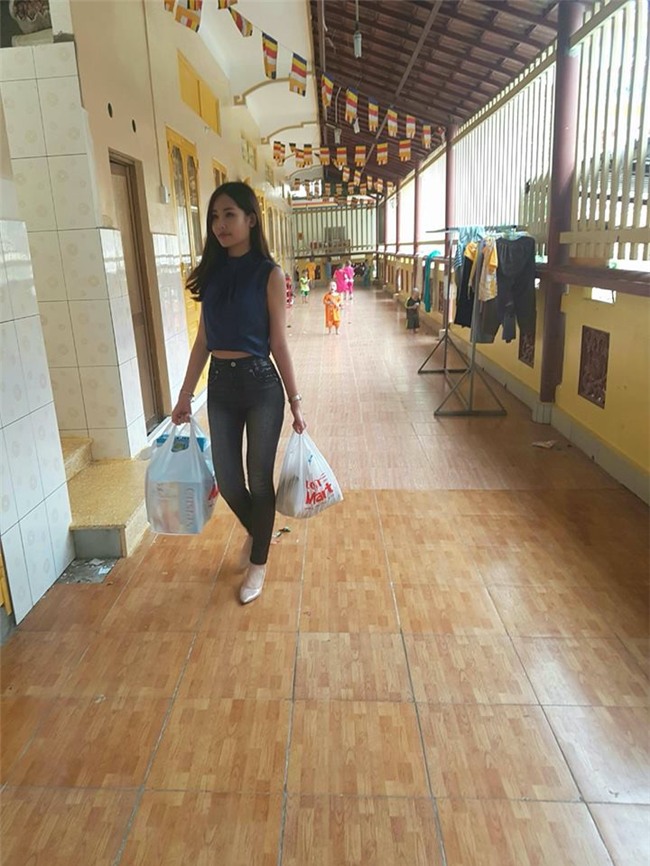 Giữa tâm bão về việc dao kéo, Hoa hậu Đại dương đi làm từ thiện