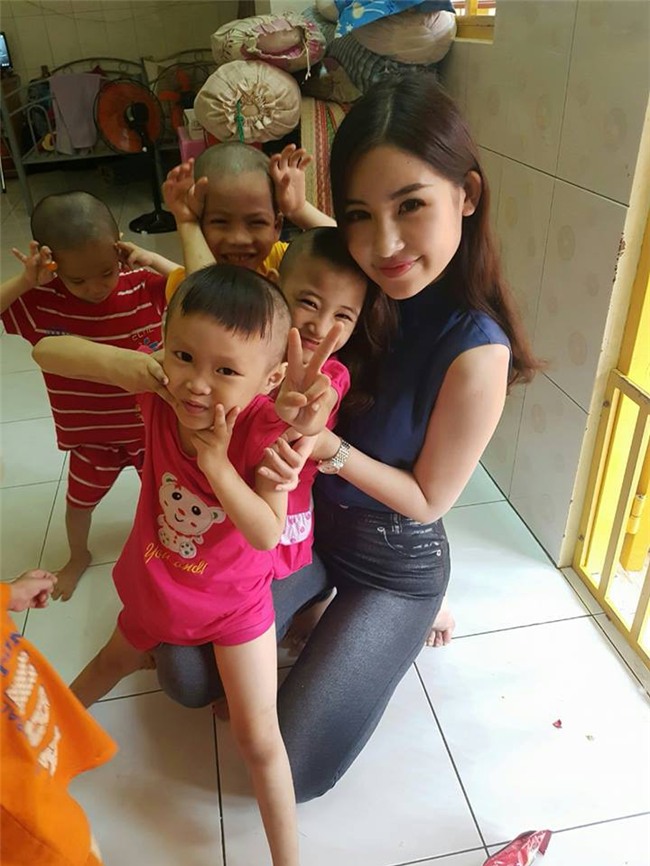 Giữa tâm bão về việc dao kéo, Hoa hậu Đại dương đi làm từ thiện