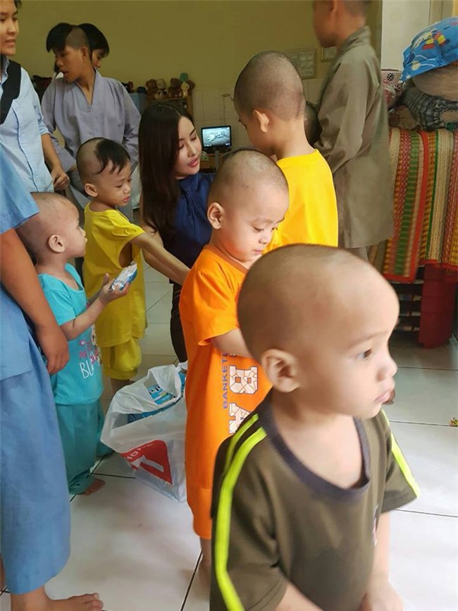 Giữa tâm bão về việc dao kéo, Hoa hậu Đại dương đi làm từ thiện