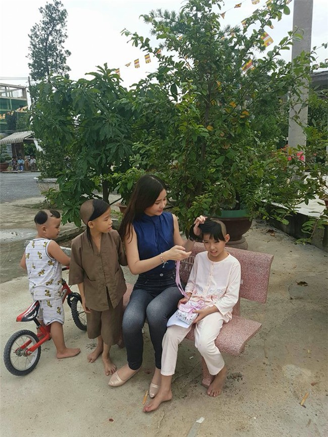 Giữa tâm bão về việc dao kéo, Hoa hậu Đại dương đi làm từ thiện