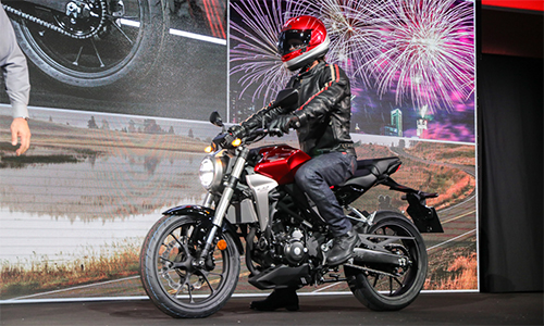Honda CB300R 2018 - đối thủ mới của Yamaha MT-03