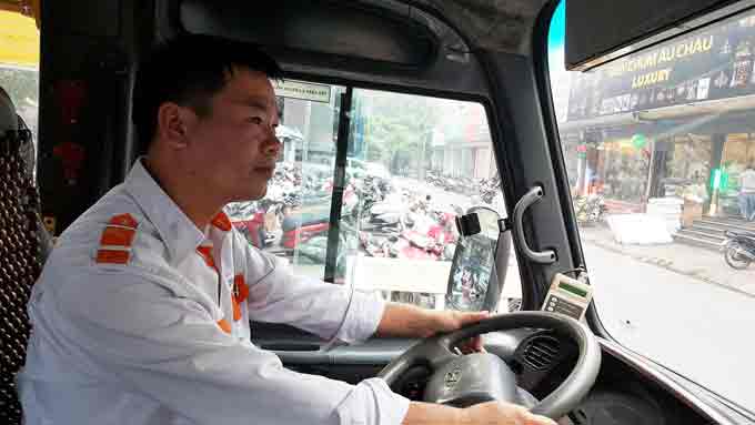 4 người xăm trổ xuất hiện, lái xe buýt hoảng hốt cầu cứu công an