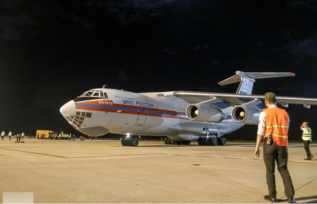 Máy bay vận tải Nga chở thịt hộp, sữa cứu trợ hạ cánh ở Cam Ranh