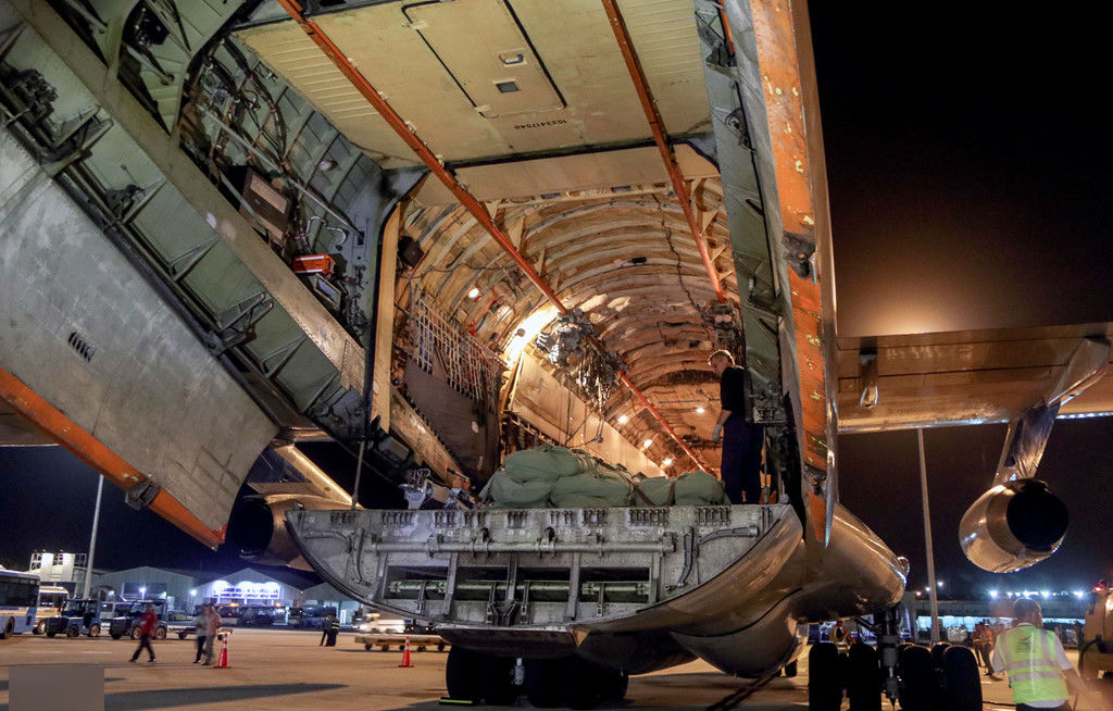 Máy bay vận tải Nga chở thịt hộp, sữa cứu trợ hạ cánh ở Cam Ranh