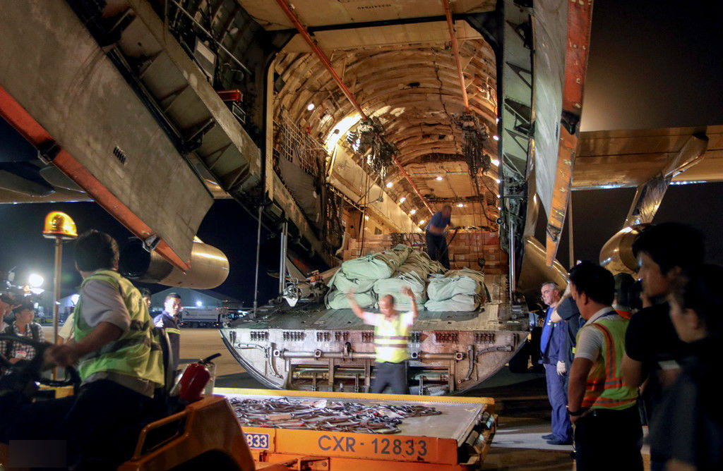 Máy bay vận tải Nga chở thịt hộp, sữa cứu trợ hạ cánh ở Cam Ranh