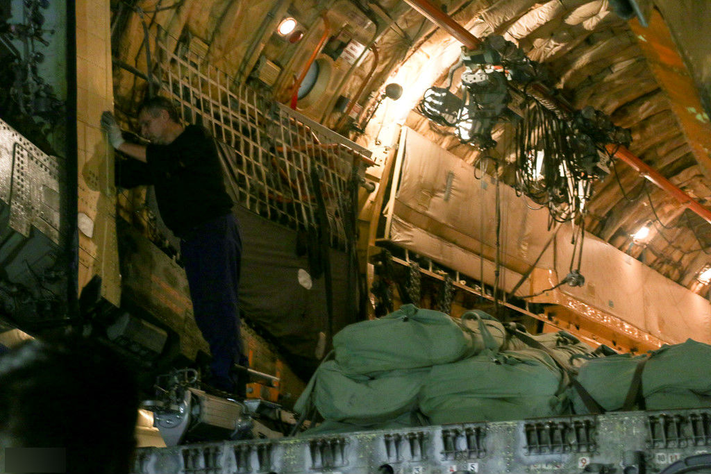 Máy bay vận tải Nga chở thịt hộp, sữa cứu trợ hạ cánh ở Cam Ranh