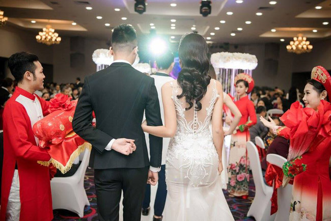 Hot girl Tuyệt tình cốc bạo dạn mặc váy xuyên thấu trong ngày cưới