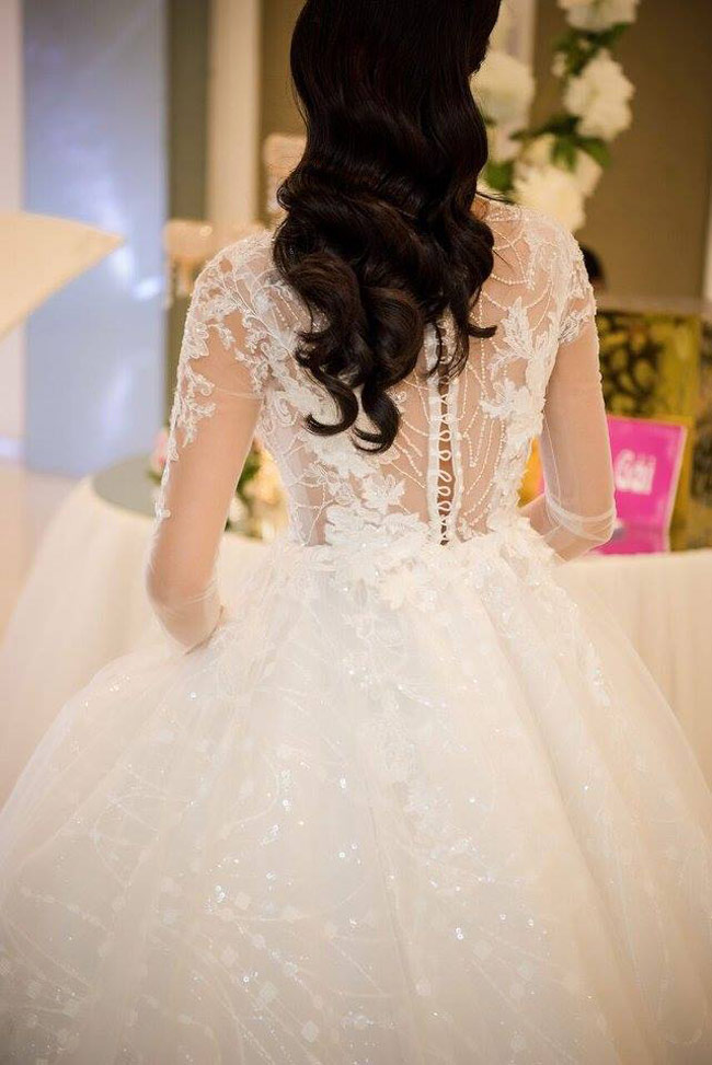 Hot girl Tuyệt tình cốc bạo dạn mặc váy xuyên thấu trong ngày cưới