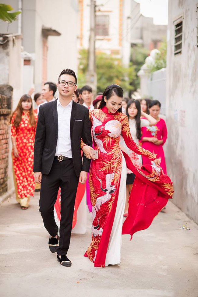 Hot girl Tuyệt tình cốc bạo dạn mặc váy xuyên thấu trong ngày cưới