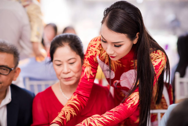 Hot girl Tuyệt tình cốc bạo dạn mặc váy xuyên thấu trong ngày cưới