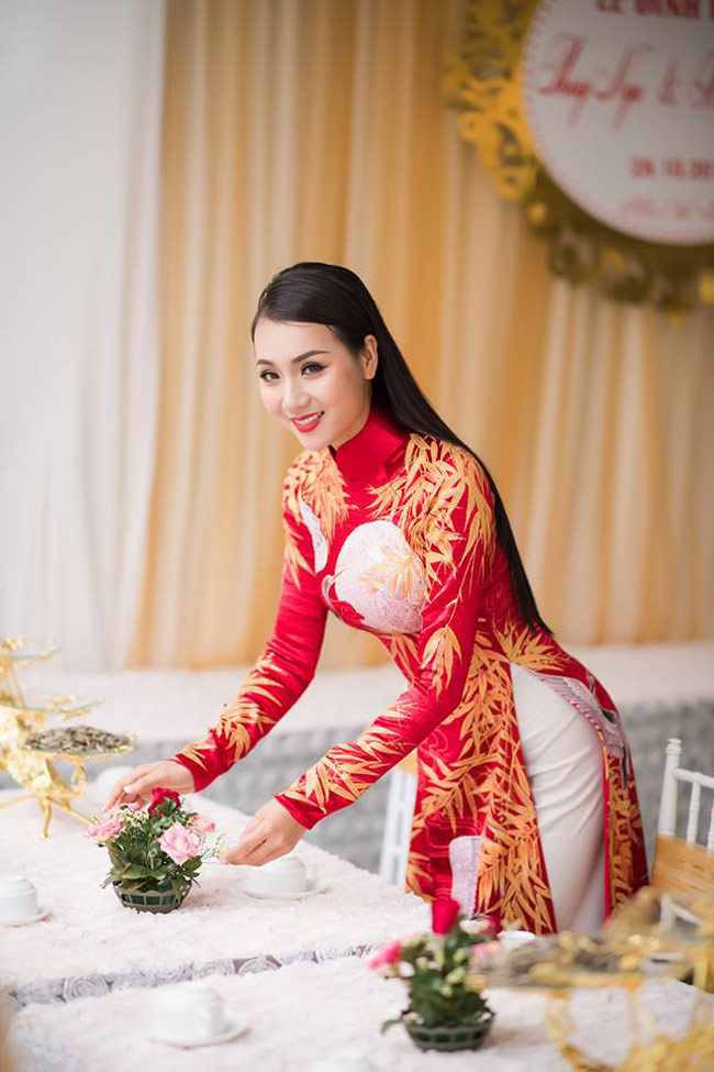 Hot girl Tuyệt tình cốc bạo dạn mặc váy xuyên thấu trong ngày cưới