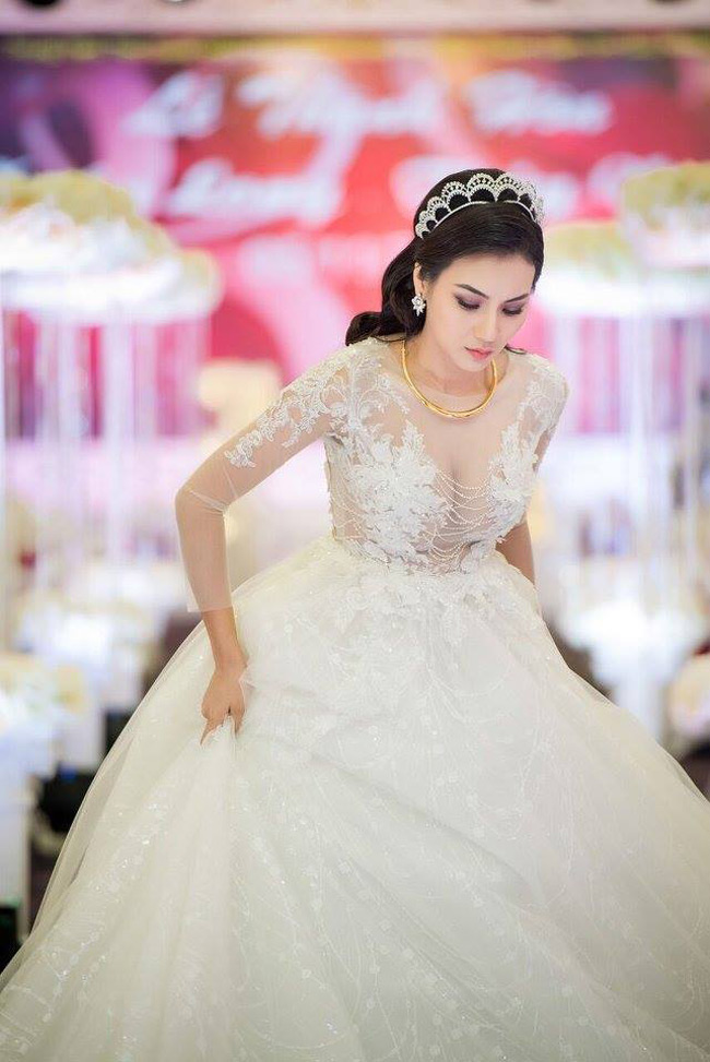 Hot girl Tuyệt tình cốc bạo dạn mặc váy xuyên thấu trong ngày cưới