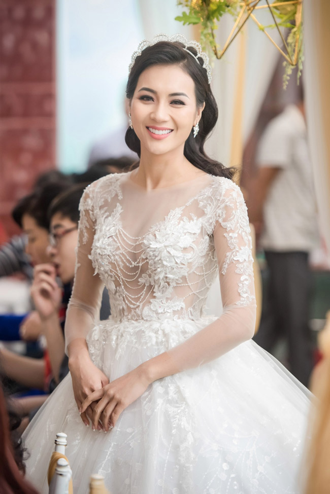 Hot girl Tuyệt tình cốc bạo dạn mặc váy xuyên thấu trong ngày cưới