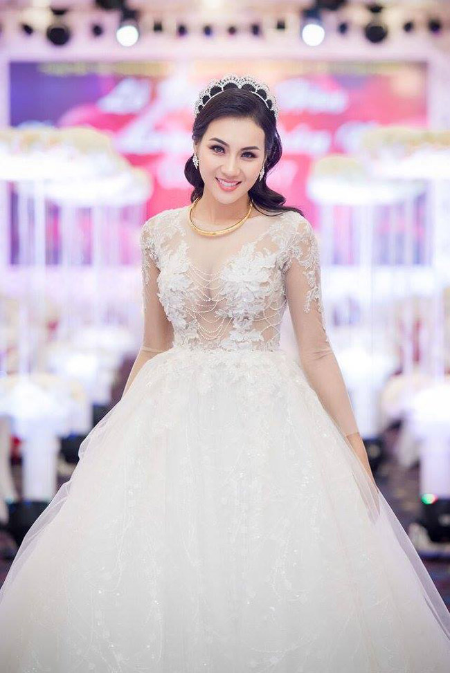 Hot girl Tuyệt tình cốc bạo dạn mặc váy xuyên thấu trong ngày cưới