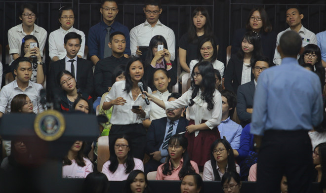 Những cô gái Việt được chú ý khi người nổi tiếng đến Việt Nam