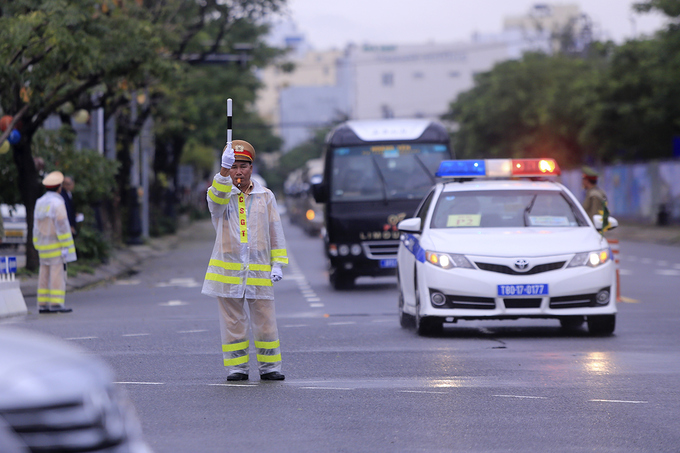 Cảnh sát phân luồng xe APEC dưới mưa