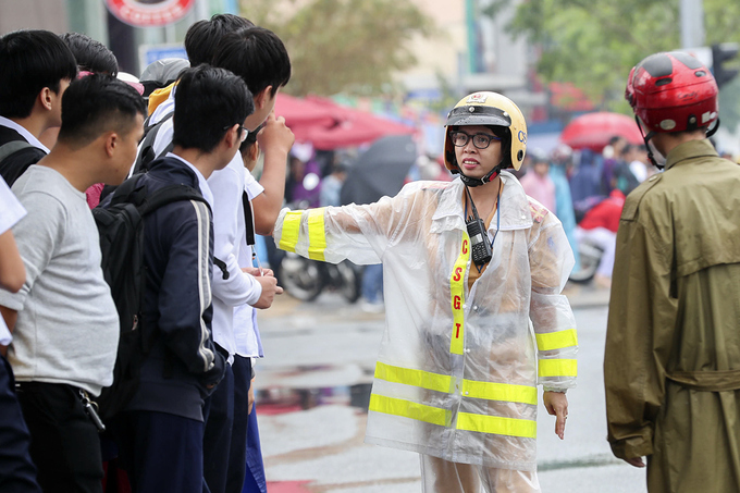 Cảnh sát phân luồng xe APEC dưới mưa