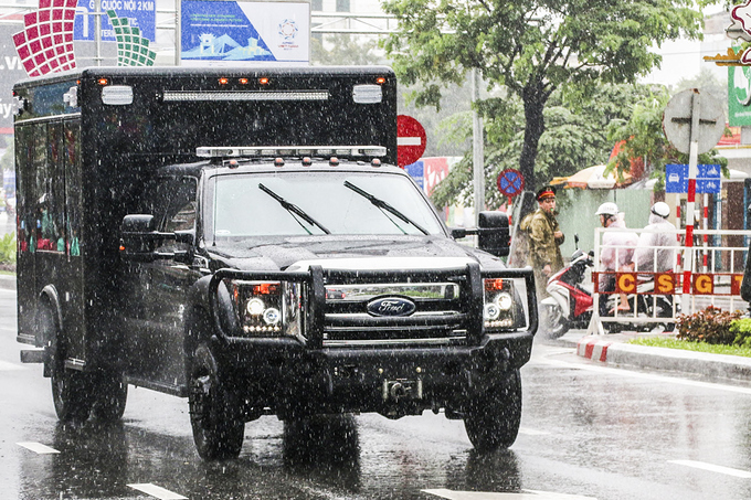 Cảnh sát phân luồng xe APEC dưới mưa