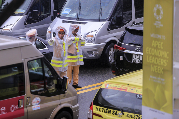 Cảnh sát phân luồng xe APEC dưới mưa