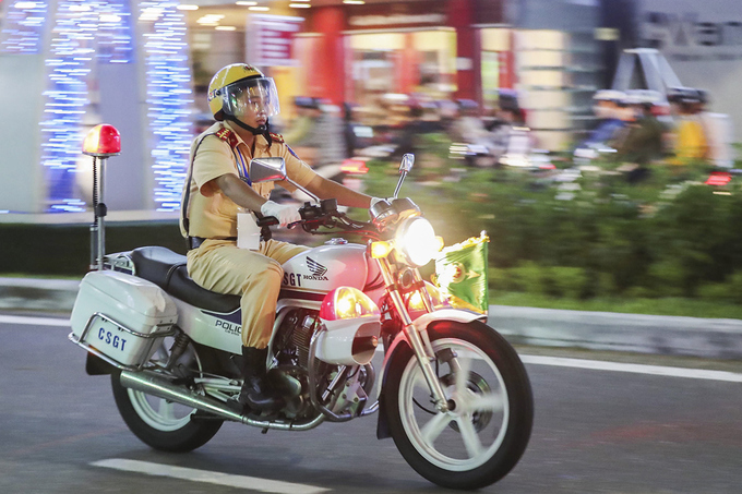 Cảnh sát phân luồng xe APEC dưới mưa