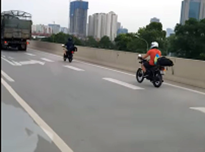 Choáng trước cảnh 2 anh Tây phóng xe như bay trên cao tốc Nội Bài - Lào Cai