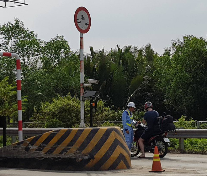 Choáng trước cảnh 2 anh Tây phóng xe như bay trên cao tốc Nội Bài - Lào Cai