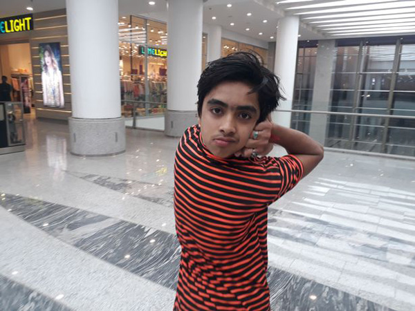 Cậu bé có khả năng quay đầu 180 độ như trong phim kinh dị