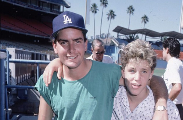 Charlie Sheen bị cáo buộc cưỡng hiếp sao nhí 13 tuổi