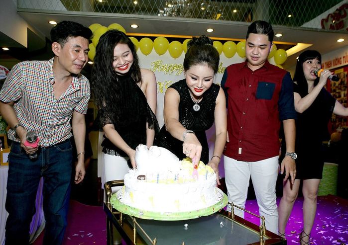 Từng không chịu nhận mẹ, nay hai con rạng ngời đến chúc mừng sinh nhật danh hài Lê Giang Từng không chịu nhận mẹ, nay hai con rạng ngời đến chúc mừng sinh nhật danh hài Lê Giang
