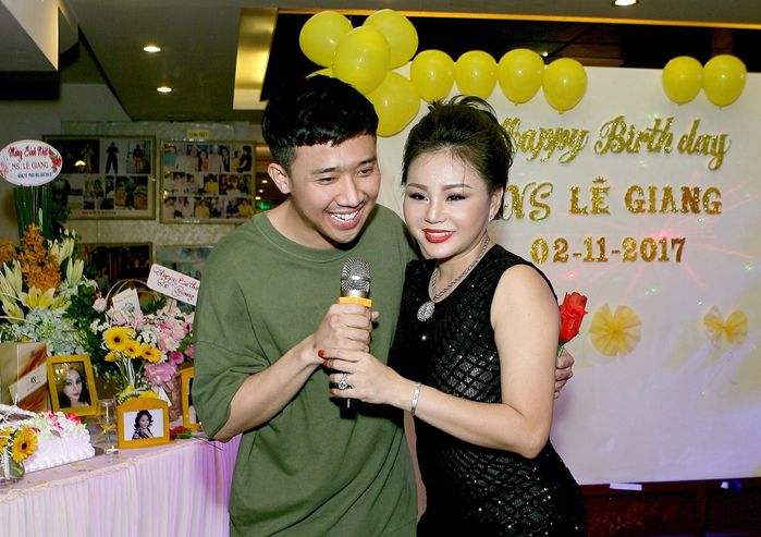 Từng không chịu nhận mẹ, nay hai con rạng ngời đến chúc mừng sinh nhật danh hài Lê Giang Từng không chịu nhận mẹ, nay hai con rạng ngời đến chúc mừng sinh nhật danh hài Lê Giang